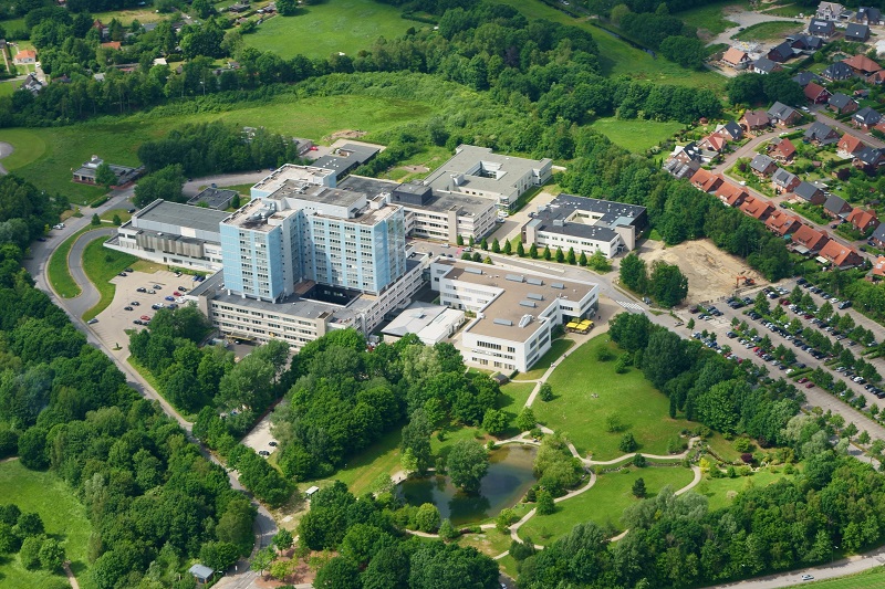 Luftbild vom Klinikum Bremerhaven-Reinkenheide mit umliegenden Grünflächen und Wohngebieten