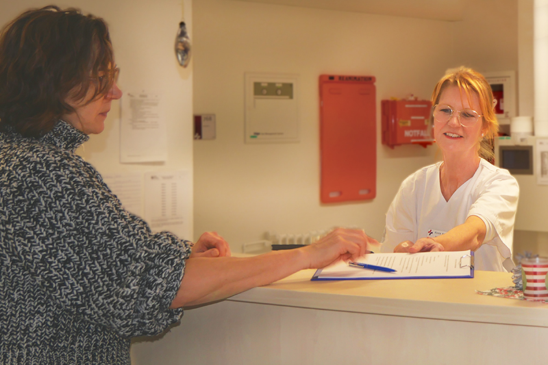 Szenenfoto: Am Empfangstresen der Station UEB des Klinikums Bremerhaven-Reinkenheide Szenenfoto: Am Empfangstresen der Station UEB des Klinikums Bremerhaven-Reinkenheide