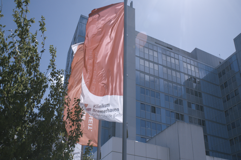 Flaggen und Bettenturm des Klinikums Bremerhaven-Reinkenheide; verlinkt zur Seite 'Institute'