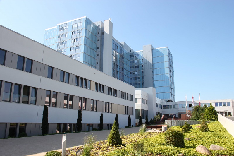 Außenansicht vom Klinikum Bremerhaven-Reinkenheide und angeschlossenem Ärztehaus; verlinkt zur Seite 'Ethikkomitee'