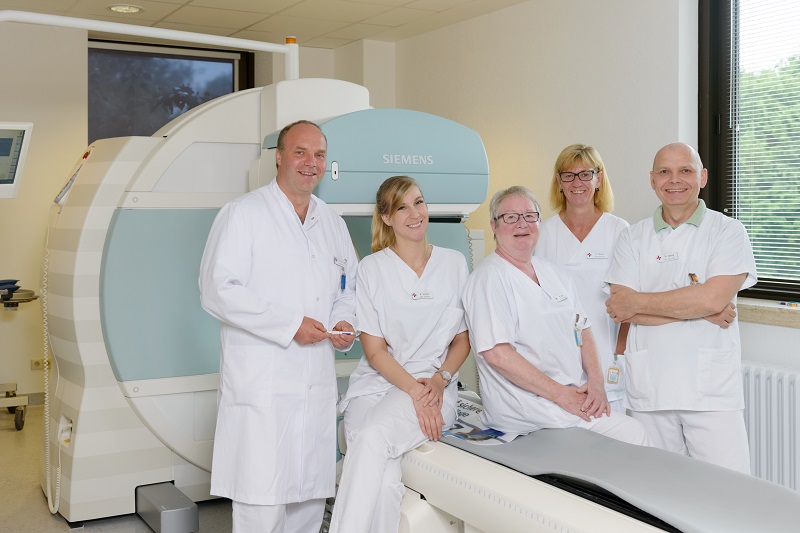 Team der Nuklearmedizin am Klinikum Bremerhaven-Reinkenheide vor dem Computertomographen (Foto: Antje Schimanke)