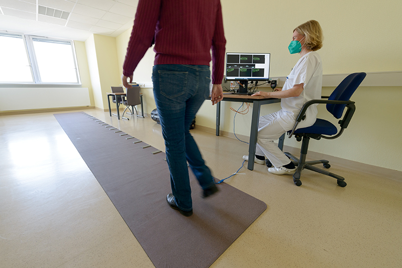 Szene im Ganglabor der Geriatrie am Klinikum Bremerhaven-Reinkenheide, Probandin auf dem Gangteppich und Ärztin am PC zur Aufnahme der Messdaten (Foto: Schimanke)