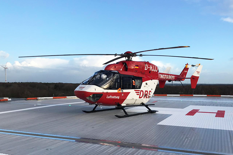 ein Hubschrauber der Luftrettung auf der Hubschrauber-Landeplattform des Klinikums Bremerhaven-Reinkenheide
