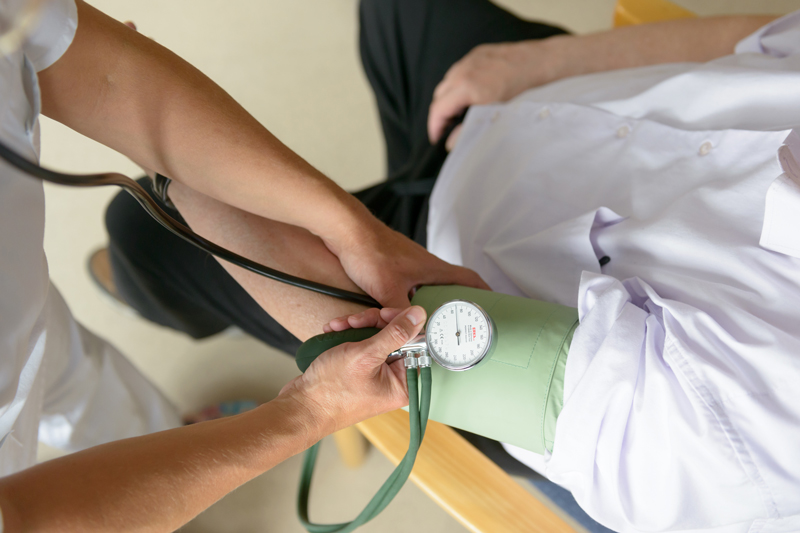 ein Pfleger misst den Blutdruck bei einem älteren Patienten (Foto: Antje Schimanke)