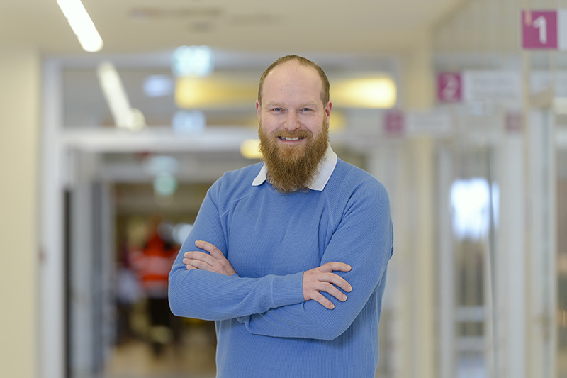 Dennis Dependahl, Krankenpfleger und Leiter der OP-Pflege am Klinikum Bremerhaven-Reinkenheide (Foto: Antje Schimanke) Dennis Dependahl, Krankenpfleger und Leiter der OP-Pflege am Klinikum Bremerhaven-Reinkenheide (Foto: Antje Schimanke)