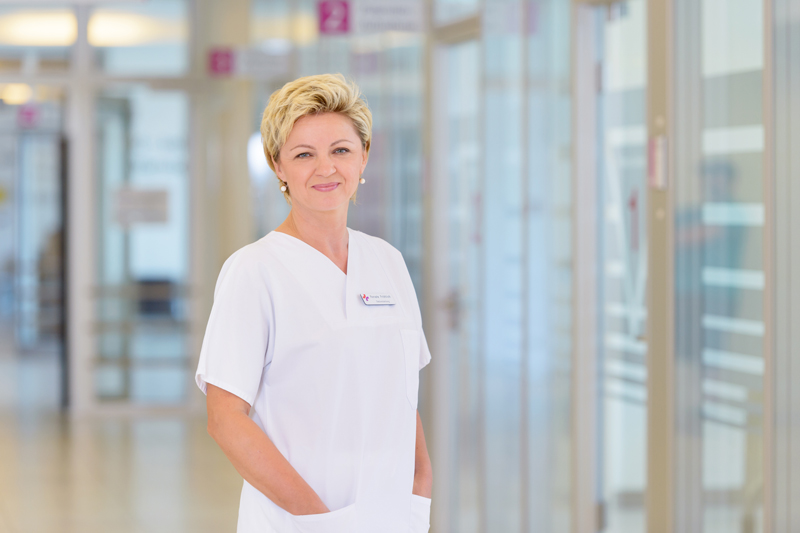 Renate Fröhlich, Krankenschwester und Leitung der Station 8B in der Klinik für Radio-Onkologie am Klinikum Bremerhaven-Reinkenheide (Foto: Antje Schimanke) Renate Fröhlich, Krankenschwester und Leitung der Station 8B in der Klinik für Radio-Onkologie am Klinikum Bremerhaven-Reinkenheide (Foto: Antje Schimanke)