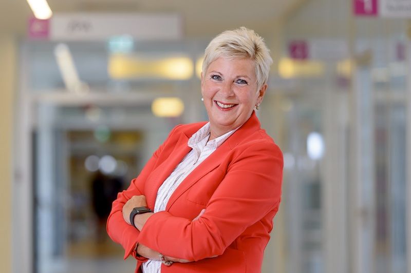 Jara Hintke, Bildungsmanagement am Klinikum Bremerhaven-Reinkenheide und Leitung des Zentrums für Ambulante Rehabilitation Reinkenheide (Foto: Antje Schimanke) Jara Hintke, Bildungsmanagement am Klinikum Bremerhaven-Reinkenheide und Leitung des Zentrums für Ambulante Rehabilitation Reinkenheide (Foto: Antje Schimanke)