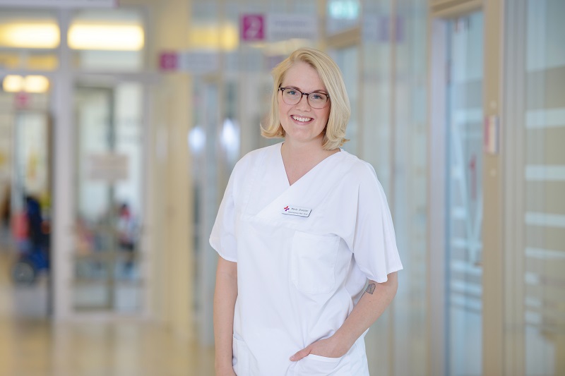 Merle Ingram, Krankenschwester und Leitung der Station 10B in der Klinik für Gastroenterologie, Pneumologie, Onkologie, Diabetologie am Klinikum Bremerhaven-Reinkenheide (Foto: Antje Schimanke) Merle Ingram, Krankenschwester und Leitung der Station 10B in der Klinik für Gastroenterologie, Pneumologie, Onkologie, Diabetologie am Klinikum Bremerhaven-Reinkenheide (Foto: Antje Schimanke)