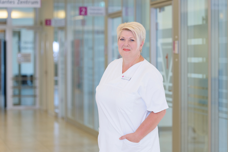 Martina Janson, Krankenschwester und Leitung Unterstützungsdienste am Klinikum Bremerhaven-Reinkenheide (Foto: Antje Schimanke) Martina Janson, Krankenschwester und Leitung Unterstützungsdienste am Klinikum Bremerhaven-Reinkenheide (Foto: Antje Schimanke)