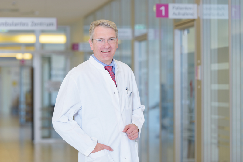 Prof. Dr. med. Tido Junghans, ehemaliger Chefarzt in der Klinik für Allgemein-, Viszeral-, Thorax- und Gefäßchirurgie am Klinikum Bremerhaven-Reinkenheide (Foto: Antje Schimanke) Prof. Dr. med. Tido Junghans, ehemaliger Chefarzt in der Klinik für Allgemein-, Viszeral-, Thorax- und Gefäßchirurgie am Klinikum Bremerhaven-Reinkenheide (Foto: Antje Schimanke)