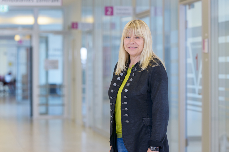 Angelika Lacroix, Pflegerische Departmentleitung im Behandlungszentrum für Psychiatrie, Psychotherapie und Psychosomatik am Klinikum Bremerhaven-Reinkenheide (Foto: Antje Schimanke) Angelika Lacroix, Pflegerische Departmentleitung im Behandlungszentrum für Psychiatrie, Psychotherapie und Psychosomatik am Klinikum Bremerhaven-Reinkenheide (Foto: Antje Schimanke)