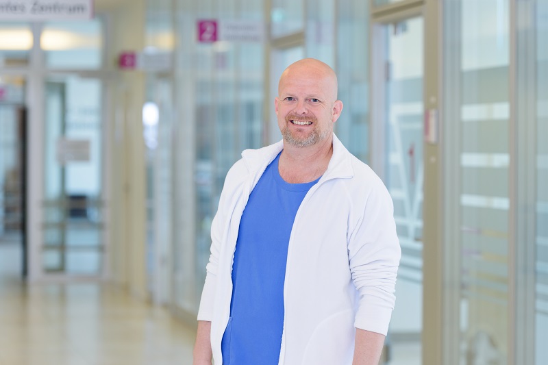 Stephan Lücke, Krankenpfleger und Leitung Anästhesie-Pflege in der Klinik für Anästhesiologie und operative Intensivmedizin am Klinikum Bremerhaven-Reinkenheide (Foto: Antje Schimanke) Stephan Lücke, Krankenpfleger und Leitung Anästhesie-Pflege in der Klinik für Anästhesiologie und operative Intensivmedizin am Klinikum Bremerhaven-Reinkenheide (Foto: Antje Schimanke)