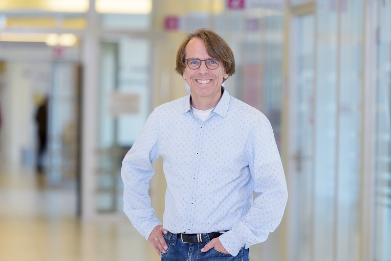Dr. med. Thomas Mutz, Facharzt in der Praxis für Lungenheilkunde und Schlafmedizin im Medizinischen Versorgungszentrum am Klinikum Bremerhaven-Reinkenheide (Foto: Antje Schimanke) Dr. med. Thomas Mutz, Facharzt in der Praxis für Lungenheilkunde und Schlafmedizin im Medizinischen Versorgungszentrum am Klinikum Bremerhaven-Reinkenheide (Foto: Antje Schimanke)