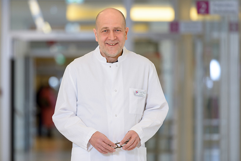 Dr. med. Georg Neuloh, Chefarzt der Klinik für Neurochirurgie am Klinikum Bremerhaven-Reinkenheide (Foto: Antje Schimanke) Dr. med. Georg Neuloh, Chefarzt der Klinik für Neurochirurgie am Klinikum Bremerhaven-Reinkenheide (Foto: Antje Schimanke)