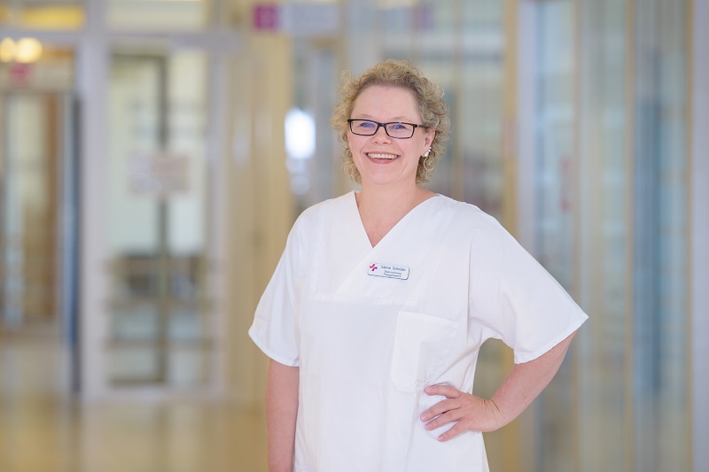 Sabine Schröder, Krankenschwester und Leitung 10A in der Klinik für Gastroenterologie, Pneumologie, Onkologie, Diabetologie am Klinikum Bremerhaven-Reinkenheide (Foto: Antje Schimanke) Sabine Schröder, Krankenschwester und Leitung 10A in der Klinik für Gastroenterologie, Pneumologie, Onkologie, Diabetologie am Klinikum Bremerhaven-Reinkenheide (Foto: Antje Schimanke)