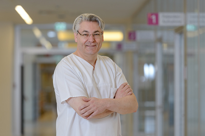 Christoph Seeliger, Oberarzt in der Klinik für Unfall- und Handchirurgie und Orthopädie am Klinikum Bremerhaven-Reinkenheide (Foto: Antje Schimanke) Christoph Seeliger, Oberarzt in der Klinik für Unfall- und Handchirurgie und Orthopädie am Klinikum Bremerhaven-Reinkenheide (Foto: Antje Schimanke)