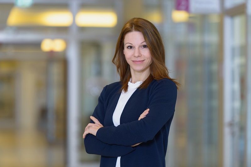 Jana von Bebern, Mitarbeiterin für Bewerbermanagement am Klinikum Bremerhaven-Reinkenheide (Foto: Antje Schimanke) Jana von Bebern, Mitarbeiterin für Bewerbermanagement am Klinikum Bremerhaven-Reinkenheide (Foto: Antje Schimanke)