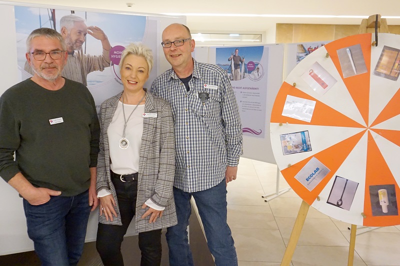 Das Team der Krankenhaushygiene vor den Informationstafeln zum Hygiene-Informationstag