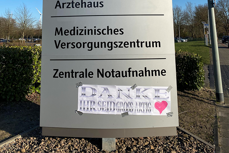 Der Orientierungswegweiser an der Zufahrt vom Klinikum Bremerhaven-Reinkenheide, auf den Unbekannte unten ein Plakat geklebt haben mit der Aufschrift "Danke Ihr seid großartig" und einem pinkfarbenen Herz Der Orientierungswegweiser an der Zufahrt vom Klinikum Bremerhaven-Reinkenheide, auf den Unbekannte unten ein Plakat geklebt haben mit der Aufschrift "Danke Ihr seid großartig" und einem pinkfarbenen Herz