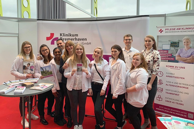 Gruppenfoto vor dem Informationsstand während der Ausbildungsmesse vocatium 2020 (Foto: Antje Schimanke) Gruppenfoto vor dem Informationsstand während der Ausbildungsmesse vocatium 2020 (Foto: Antje Schimanke)