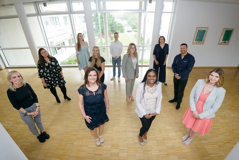 Gruppenfoto der Absolventen und Absolventinnen aus dem Abschlusskurs II/2017 der Krankenpflegeschule (Foto: Antje Schimanke)