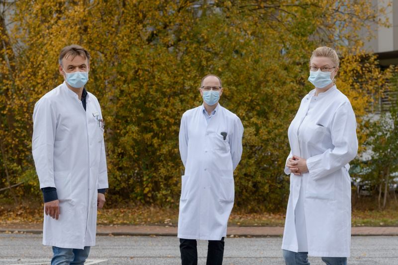 Das Antibiotic Stewardship Team in weißen Kitteln und mit Maske: von links nach rechts Dr. Matthias Haerting, Professor Dr. Martin Holtmann, Dr. Annette Neumann Das Antibiotic Stewardship Team in weißen Kitteln und mit Maske: von links nach rechts Dr. Matthias Haerting, Professor Dr. Martin Holtmann, Dr. Annette Neumann