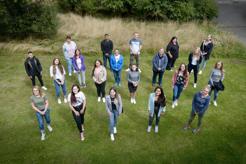 Gruppenfoto der neuen Auszubildenden im Kurs II/20 in der Ausbildung zur Pflegefachfrau oder zum Pflegefachmann (Foto: Antje Schimanke) Gruppenfoto der neuen Auszubildenden im Kurs II/20 in der Ausbildung zur Pflegefachfrau oder zum Pflegefachmann (Foto: Antje Schimanke)