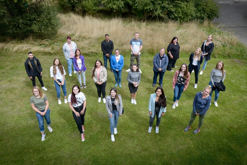 Gruppenfoto der neuen Auszubildenden im Kurs II/20 in der Ausbildung zur Pflegefachfrau oder zum Pflegefachmann (Foto: Antje Schimanke)