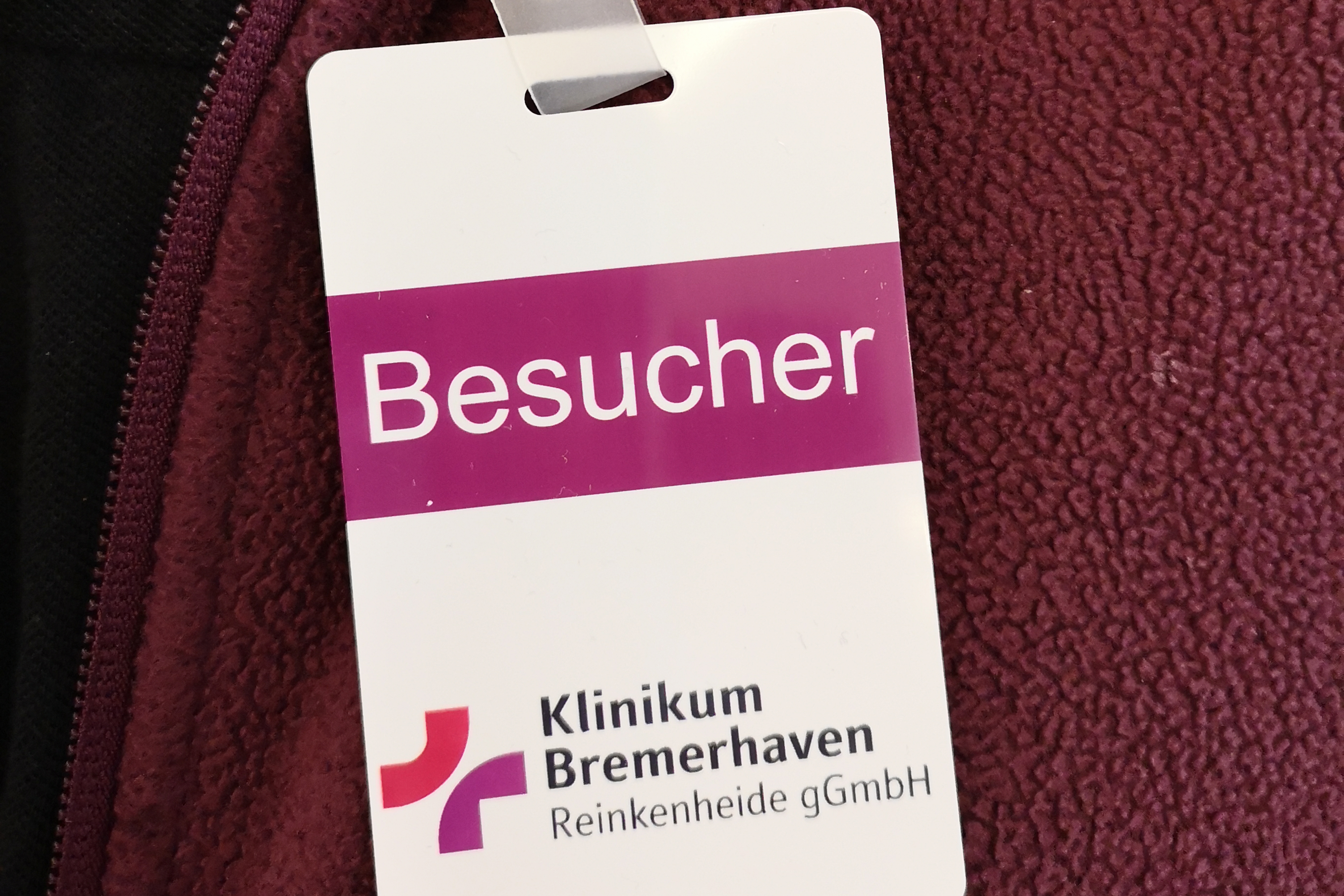 ein Besucherausweis des Klinikums Bremerhaven-Reinkenheide zum Anklippen an die Kleidung ein Besucherausweis des Klinikums Bremerhaven-Reinkenheide zum Anklippen an die Kleidung
