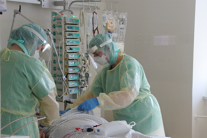 Szenenfoto der Versorgung eines Corona-Patienten auf der Intensivstation Szenenfoto der Versorgung eines Corona-Patienten auf der Intensivstation