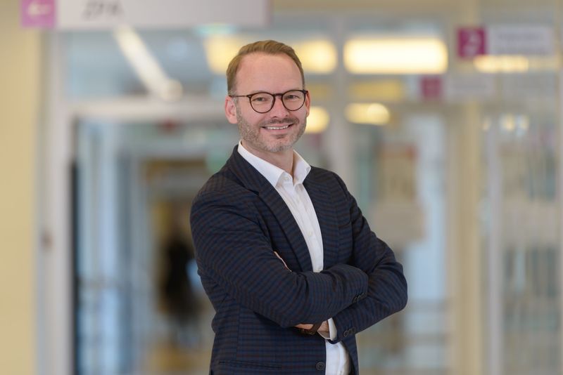 Henning Meyer, Leiter Unternehmenskommunikation und Pressesprecher am Klinikum Bremerhaven-Reinkenheide (Foto: Antje Schimanke) Henning Meyer, Leiter Unternehmenskommunikation und Pressesprecher am Klinikum Bremerhaven-Reinkenheide (Foto: Antje Schimanke)
