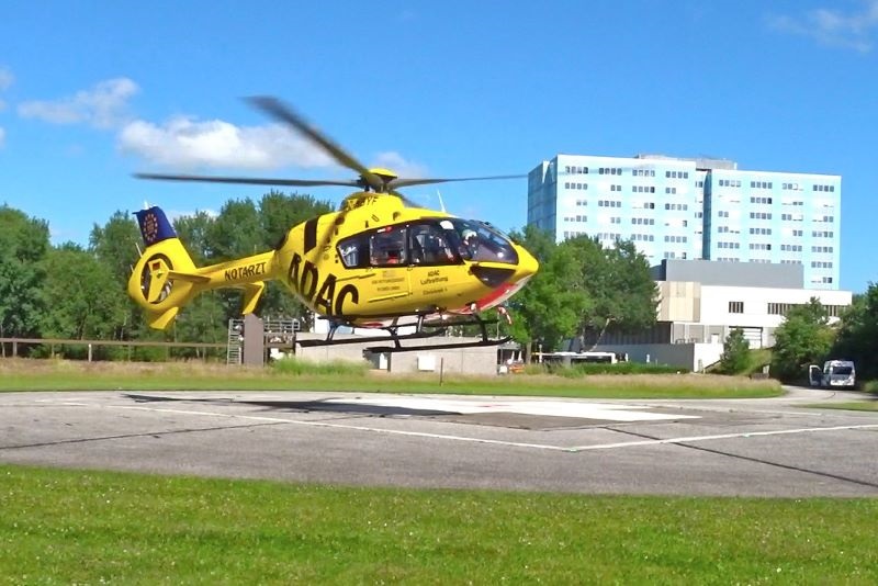 ein ADAC-Rettungshubschrauber schwebt über dem Hubschrauberlandeplatz unseres Klinikums ein ADAC-Rettungshubschrauber schwebt über dem Hubschrauberlandeplatz unseres Klinikums