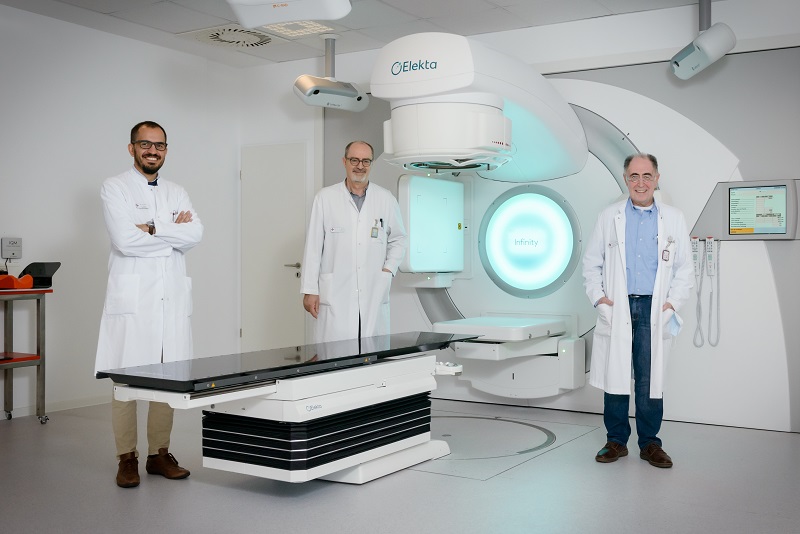 Linearbeschleuniger der Radio-Onkologie, von links nach rechts Leitender Oberarzt Dr. Mohammed Reda Al Omar, Chefarzt Prof. Dr. Halim Aydin, Leitender Medizinphysiker Dr. Cengiz Demirel (Foto: Antje Schimanke) Linearbeschleuniger der Radio-Onkologie, von links nach rechts Leitender Oberarzt Dr. Mohammed Reda Al Omar, Chefarzt Prof. Dr. Halim Aydin, Leitender Medizinphysiker Dr. Cengiz Demirel (Foto: Antje Schimanke)