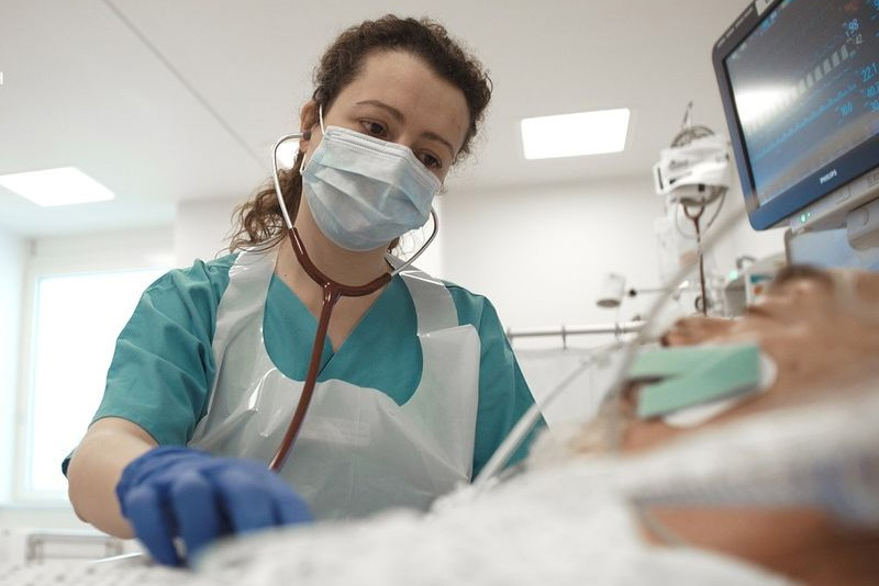 Schmuckbild: eine Pflegerin am Krankenbett eines beatmeten Patienten Schmuckbild: eine Pflegerin am Krankenbett eines beatmeten Patienten