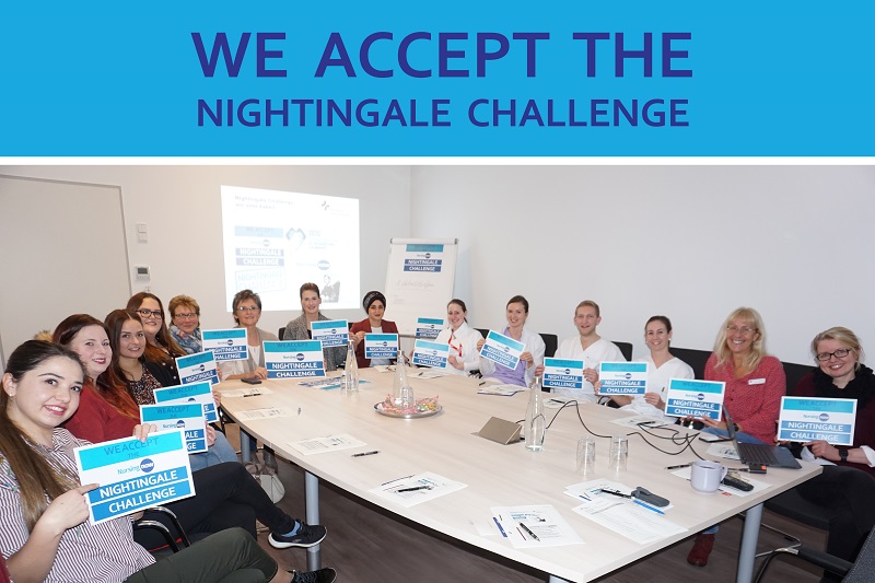 Gruppenfoto zur Nightingale Challenge, Bildüberschrift: We accept the Nightingale Challenge Gruppenfoto zur Nightingale Challenge, Bildüberschrift: We accept the Nightingale Challenge