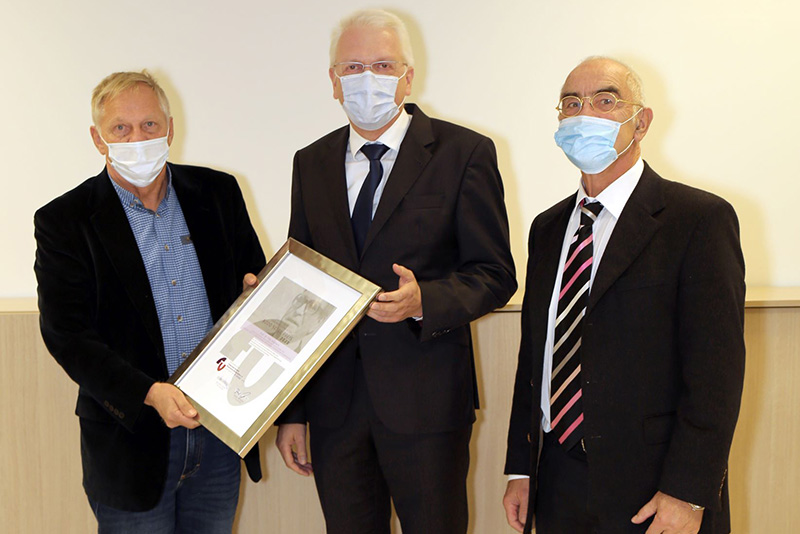 Überreichung der Urkunde zum Oberbürgermeister-Bodo-Selge-Preis 2020; von links nach rechts Wilfried Töpfer, Vorstand des KBR-Fördervereins, Preisträger Prof. Dr. Tido Junghans, Prof. Dr. Winfried Kurtz, Vorstand des KBR-Fördervereins.