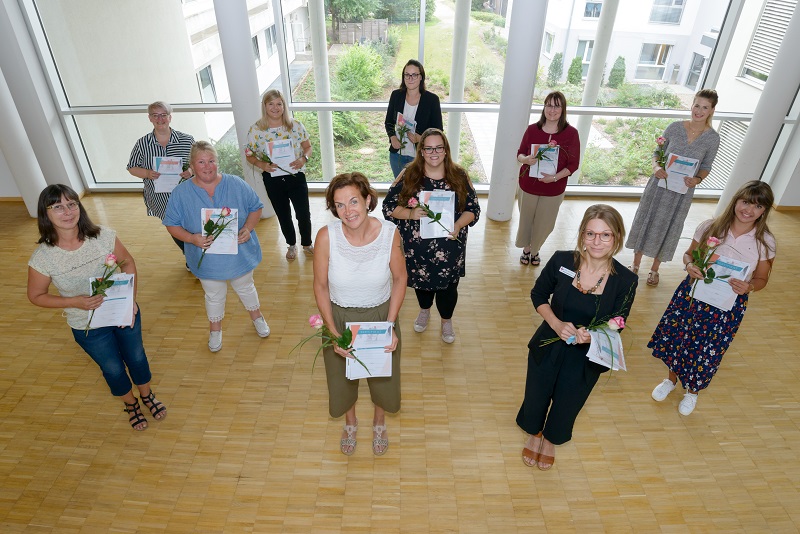 Gruppenfoto (Teil 1), 11 Absolventinnen des Pflege-Managementkurses „Roßbruch Consulting Lehrgang“ 2020 (Foto: Antje Schimanke) Gruppenfoto (Teil 1), 11 Absolventinnen des Pflege-Managementkurses „Roßbruch Consulting Lehrgang“ 2020 (Foto: Antje Schimanke)