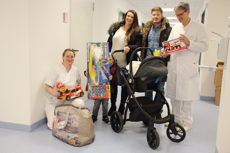 Übergabe von Kinderspielzeug als Sachspende an die Kinderklinik Übergabe von Kinderspielzeug als Sachspende an die Kinderklinik