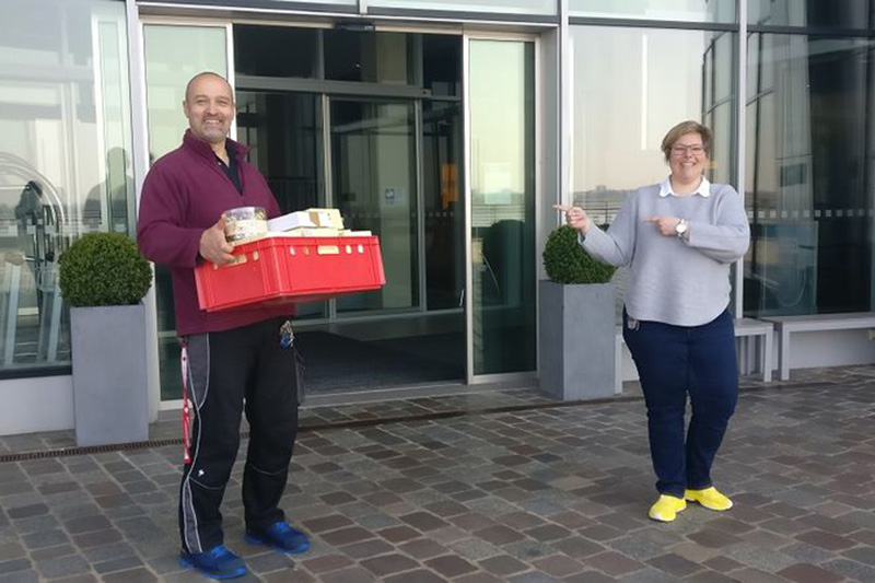 Zwei Mitarbeiter des Atlantic Hotel Bremerhaven mit einer Kiste voller Süßigkeiten als Spende für das Klinikum Zwei Mitarbeiter des Atlantic Hotel Bremerhaven mit einer Kiste voller Süßigkeiten als Spende für das Klinikum