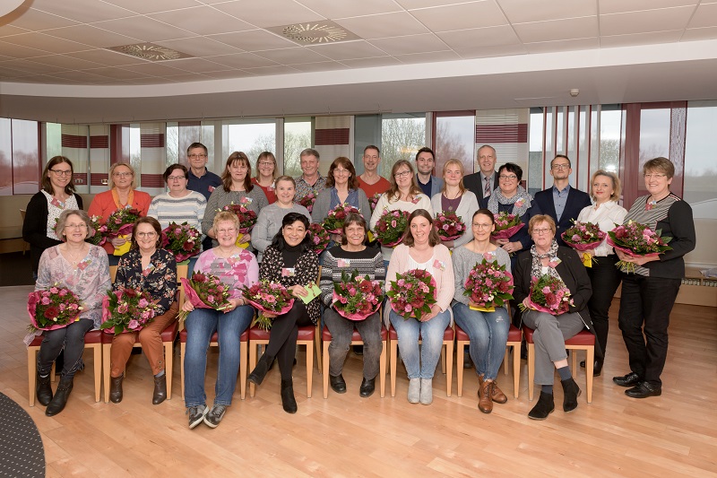 Gruppenfoto von Mitarbeitern des Klinikums Bremerhaven-Reinkenheide wärend der Feier zum 25-jährigen oder 40-jährigen Dienstjubiläum Gruppenfoto von Mitarbeitern des Klinikums Bremerhaven-Reinkenheide wärend der Feier zum 25-jährigen oder 40-jährigen Dienstjubiläum