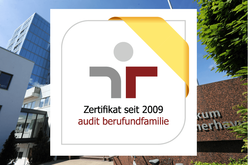 Das Siegel "Zertifikat seit 2009. audit berusundfamilie", im Hintergrund ein Foto des Klinikums Das Siegel "Zertifikat seit 2009. audit berusundfamilie", im Hintergrund ein Foto des Klinikums