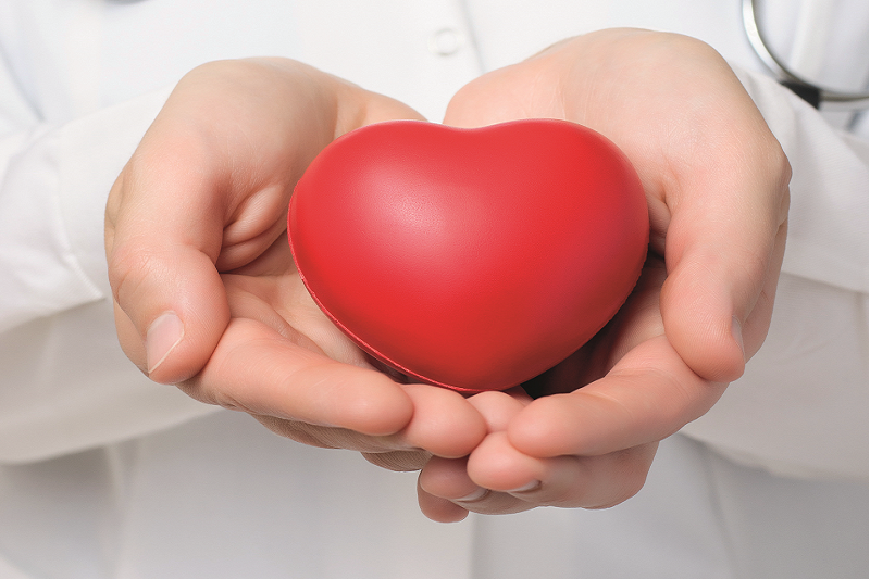 Zwei Hände halten ein rotes Herz (Quelle: "Doctor protecting a heart", von Csaba Deli, bei Fotolia.com)