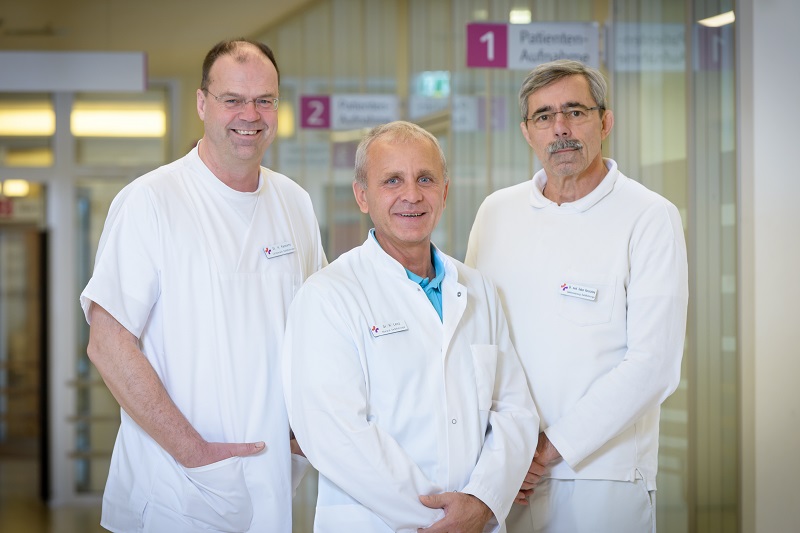 Das Team der Gefäßchirurgie, von links nach rechts leitender Oberarzt Dr. Kassens, Oberarzt Herr Lenz, Sektionsleiter Dr. Keresztury Das Team der Gefäßchirurgie, von links nach rechts leitender Oberarzt Dr. Kassens, Oberarzt Herr Lenz, Sektionsleiter Dr. Keresztury