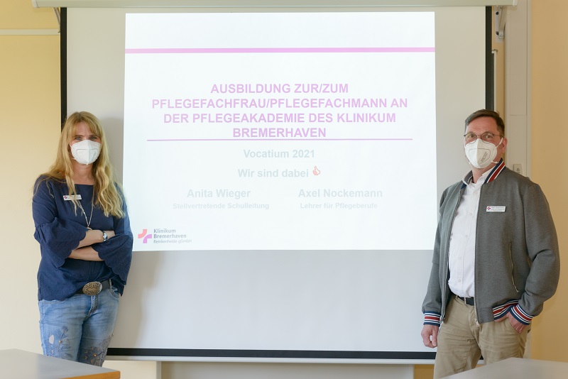 Schulleiterin Anita Wieger und Lehrer für Pflege Axel Nockemann stehen neben der Leinwand mit der Titelfolie ihrer Informationsveranstaltung (Foto: Antje Schimanke) Schulleiterin Anita Wieger und Lehrer für Pflege Axel Nockemann stehen neben der Leinwand mit der Titelfolie ihrer Informationsveranstaltung (Foto: Antje Schimanke)