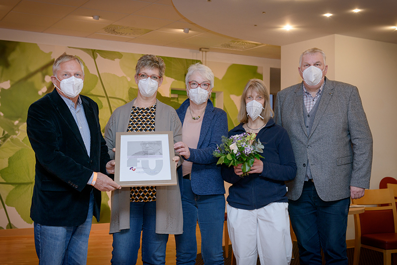 Wilfried Töpfer, Barbara Franke mit der Urkunde zum Oberbürgermeister-Bodo-Selge-Preis, Gabriele Engelbarts, Dr. Anja Urbigkeit, Bernd Freemann (Foto: Antje Schimanke)