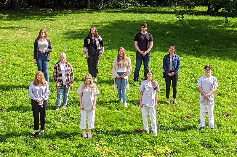 Gruppenfoto von zehn neuen Mitarbeiter und Mitarbeiterinnen im Rahmen eines Freiwilligen Sozialen Jahres am Klinikum Bremerhaven-Reinkenheide (Foto: Antje Schimanke) Gruppenfoto von zehn neuen Mitarbeiter und Mitarbeiterinnen im Rahmen eines Freiwilligen Sozialen Jahres am Klinikum Bremerhaven-Reinkenheide (Foto: Antje Schimanke)