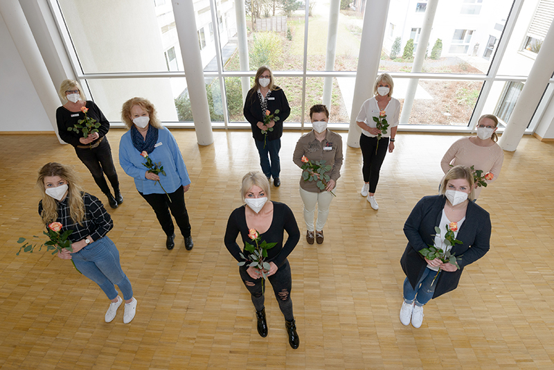 Gruppenfoto von neun frisch ausgebildeten Patientenassistentinnen am Klinikum Bremerhaven-Reinkenheide, jede hält eine gelb-rote Rose (Foto: Antje Schimanke) Gruppenfoto von neun frisch ausgebildeten Patientenassistentinnen am Klinikum Bremerhaven-Reinkenheide, jede hält eine gelb-rote Rose (Foto: Antje Schimanke)