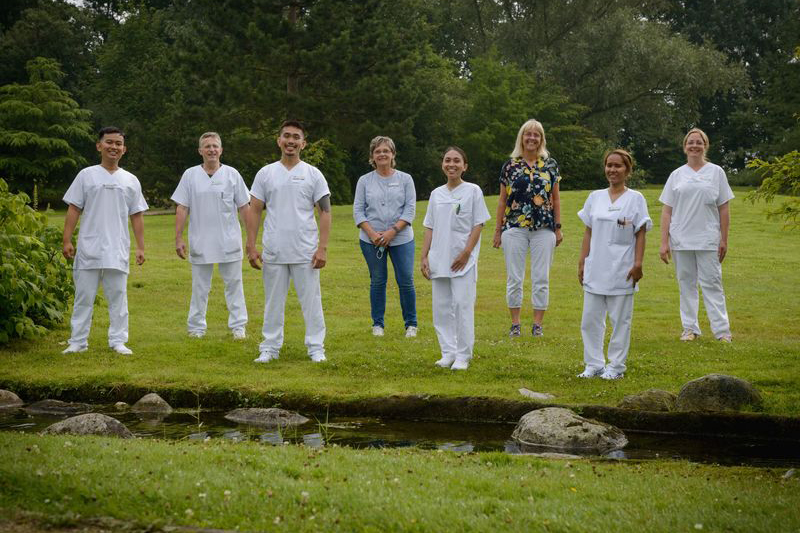 Gruppenfoto mit sechs neuen Pflegefachkräften von den Philippinen und den Departmentleitungen Bärbel Carstensen und Sonja Frerichs vom Klinikum Bremerhaven-Reinkenheide (Foto: Antje Schimanke) Gruppenfoto mit sechs neuen Pflegefachkräften von den Philippinen und den Departmentleitungen Bärbel Carstensen und Sonja Frerichs vom Klinikum Bremerhaven-Reinkenheide (Foto: Antje Schimanke)