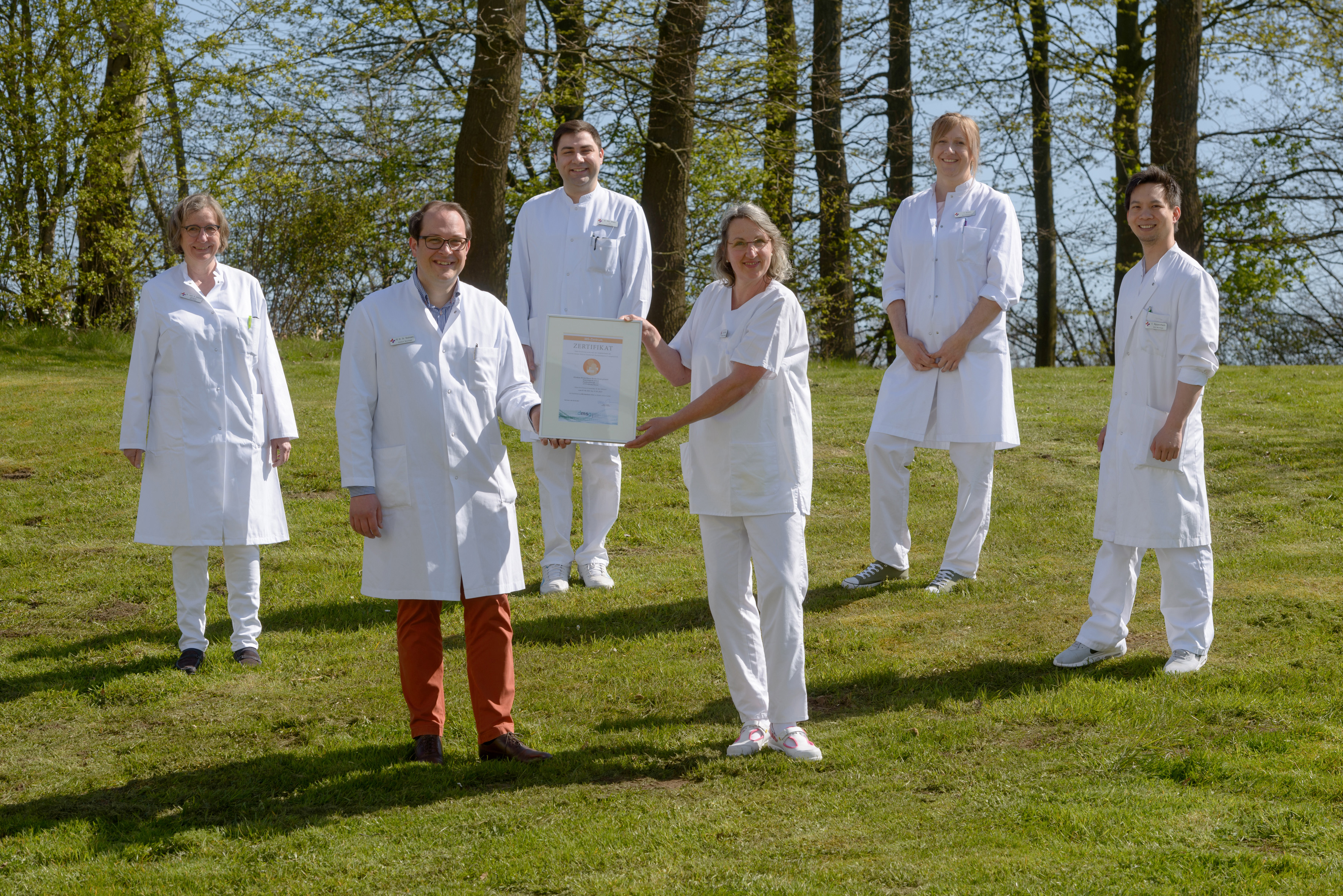 Gruppenfoto vom Team des Multiple-Sklerose-Zentrums am Klinikum Bremerhaven-Reinkenheide mit der Zertifizierungsurkunde (Foto: Antje Schimanke) Gruppenfoto vom Team des Multiple-Sklerose-Zentrums am Klinikum Bremerhaven-Reinkenheide mit der Zertifizierungsurkunde (Foto: Antje Schimanke)