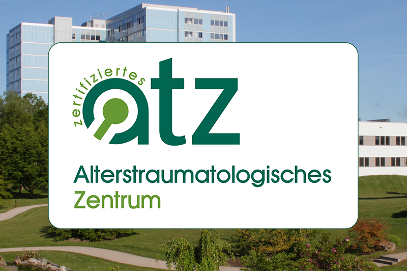 Logo des zertifizierten Alterstraumatologischen Zentrums, in Hintergrund eine Ansicht von Park und Klinikum Bremerhaven-Reinkenheide Logo des zertifizierten Alterstraumatologischen Zentrums, in Hintergrund eine Ansicht von Park und Klinikum Bremerhaven-Reinkenheide